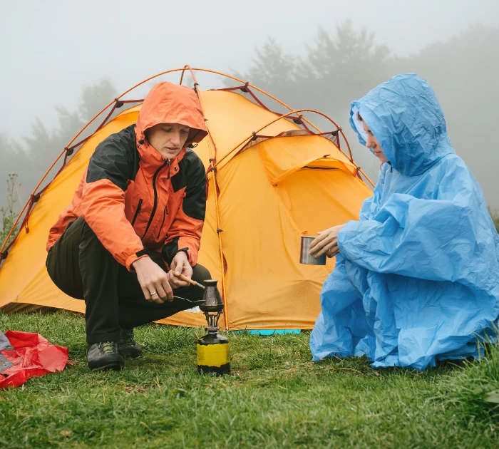 Chuẩn bị giữ ấm và kiểm tra thời tiết trước camping