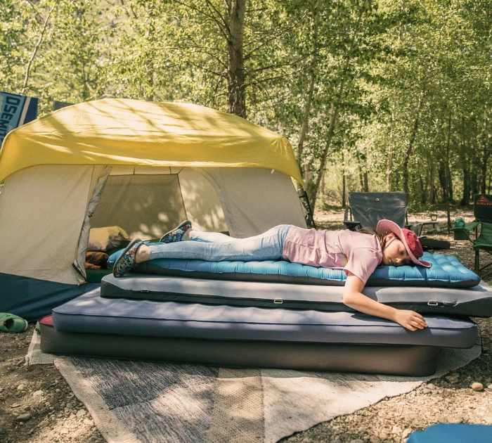 Đệm và túi ngủ thoải mái cho trải nghiệm cắm trại
