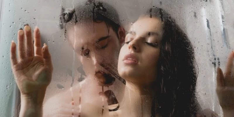 Giây phút gần gũi trở nên nóng bỏng hơn khi nàng thả lỏng cảm xúc