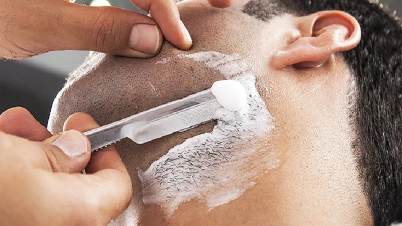 Khi nàng giúp bạn cạo râu sẽ tăng thêm cảm xúc và sự gắn kết của cả hai