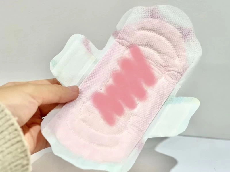 Màu kinh nguyệt hồng nhạt do lượng estrogen thấp