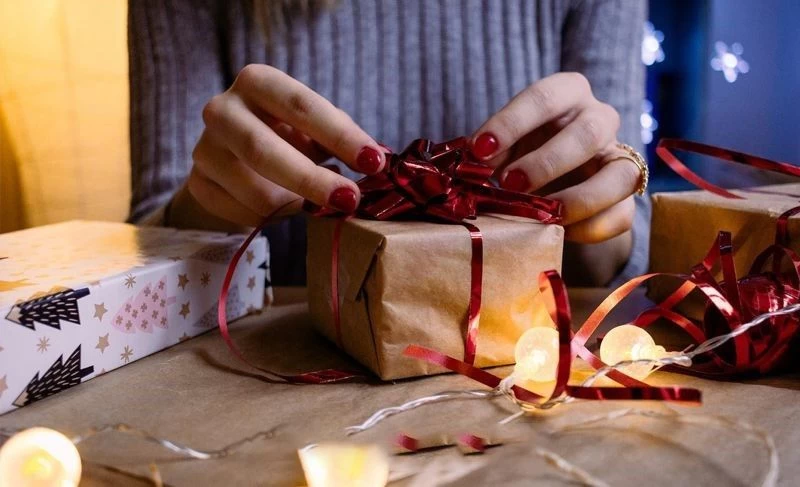 Cô gái đặt món quà nhỏ trên bàn để dành tặng người yêu sự bất ngờ