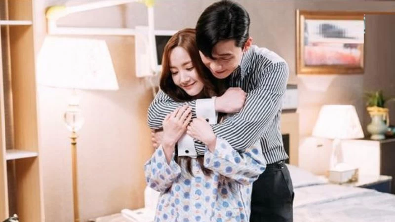 Chàng trai ôm người yêu từ phía sau với sự âu yếm