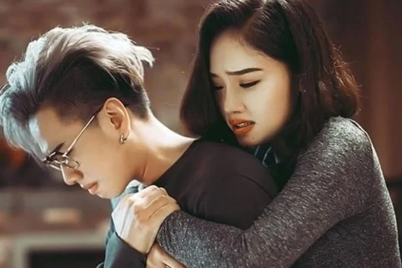 Cô gái khóc và níu kéo khiến bạn trai phải ở lại nhưng thấy rất áp lực