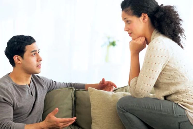 Cặp đôi ngồi nói chuyện rõ ràng về mối quan hệ của cả hai