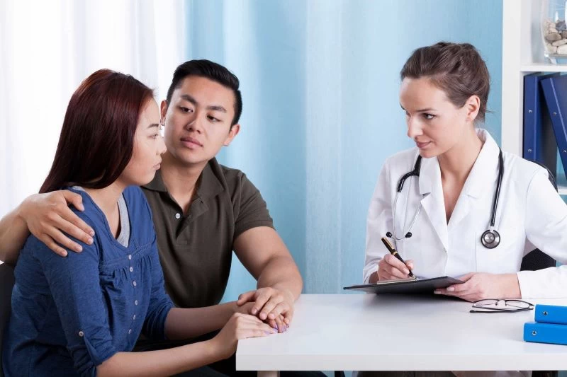 Cùng đối phương gặp bác sĩ tâm lý khi họ có dấu hiệu yêu mù quáng