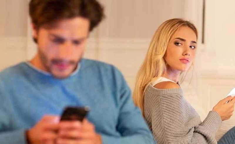 Muốn kiểm soát tin nhắn điện thoại là dấu hiệu quả người có xu hướng yêu quá mức