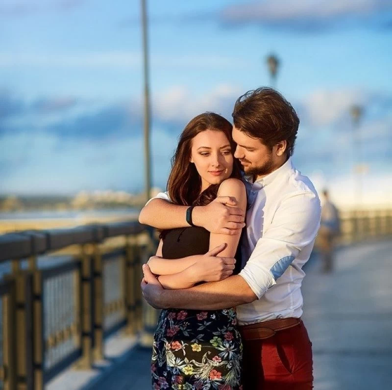 Thể hiện chủ quyền với đối phương trước người khác là dấu hiệu của tình yêu quá mức