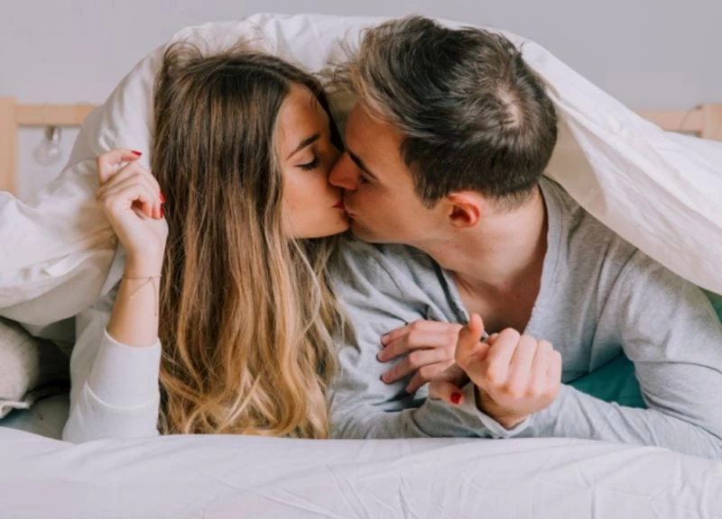 Nụ hôn nhẹ tạo cảm xúc ban đầu