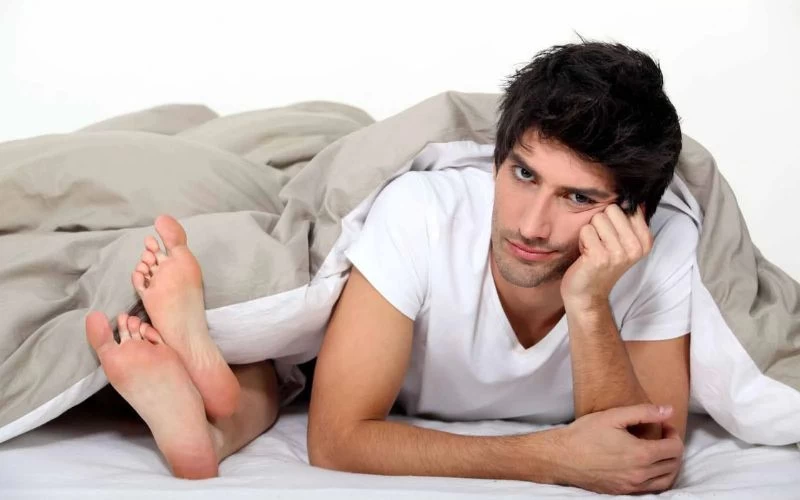 Cả hai người nằm bên nhau nhưng im lặng, thiếu tương tác