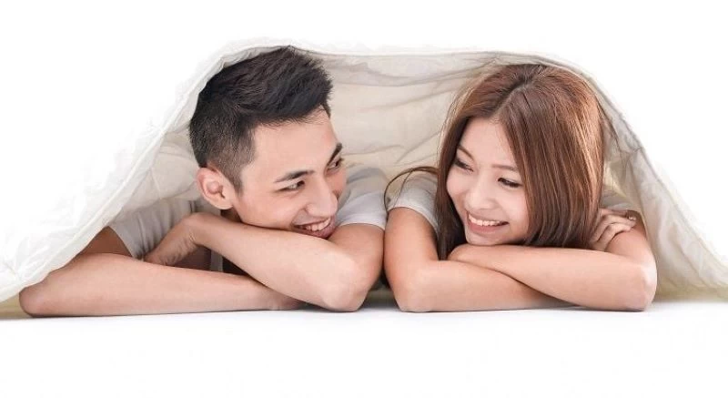 Cặp đôi trò chuyện nhẹ nhàng trước khi “nhập cuộc yêu”