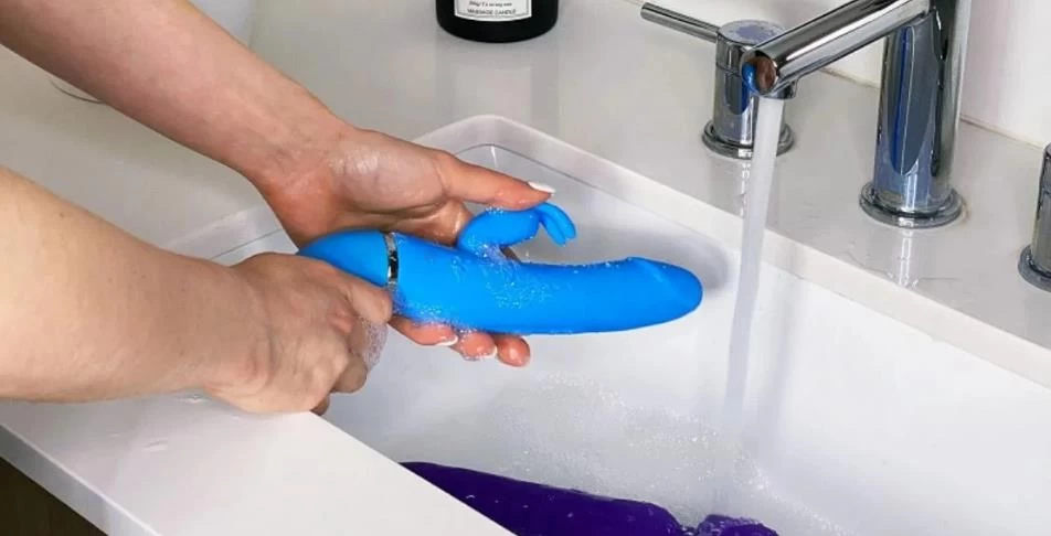 Chỉ rửa bằng nước không thể làm sạch sextoy