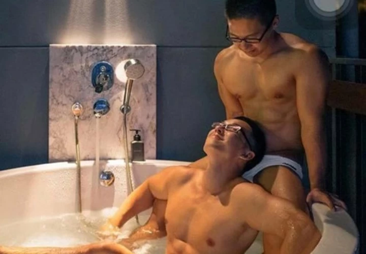 Đứng hoặc một người nằm trong bồn tắm