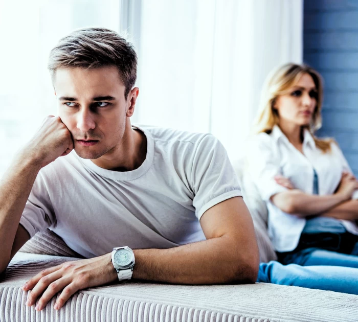 Không nên Tạo áp lực bằng sự im lặng hoặc thái độ