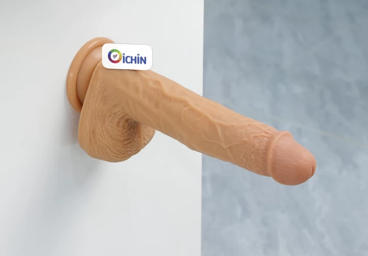 Dương vật giả cũng mới lạ và là trò chơi tiệc độc thân