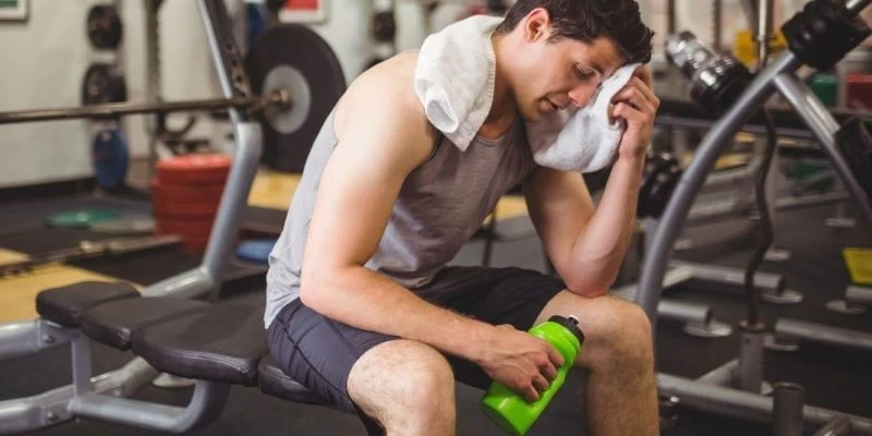 Tập nặng liên tục khiến cơ thể kiệt sức