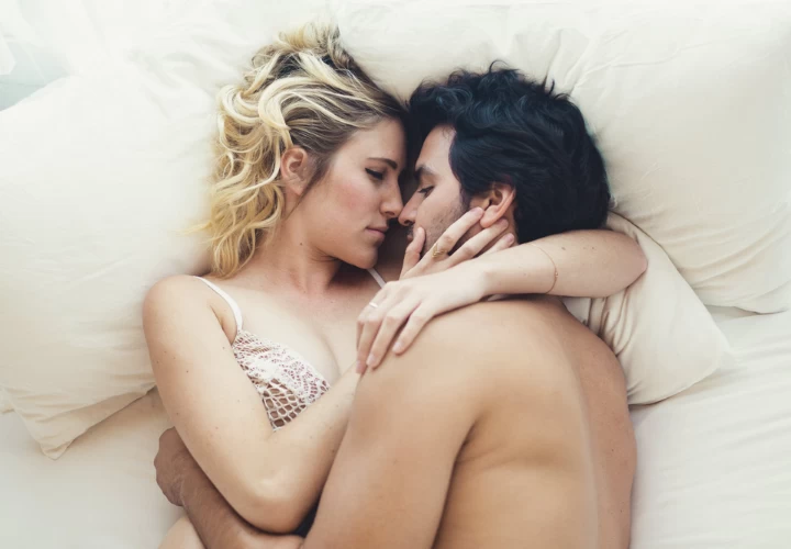 Tận dụng cơn hứng để yêu cuồng nhiệt cùng bạn tình