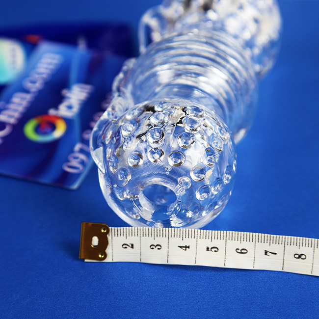 cốc thủ dâm trong suốt có đường kính 5cm và nhấp nhô để ôm khít cậu nhỏ