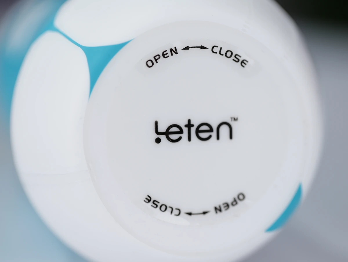 Lột seal bên trên và dưới đáy cốc