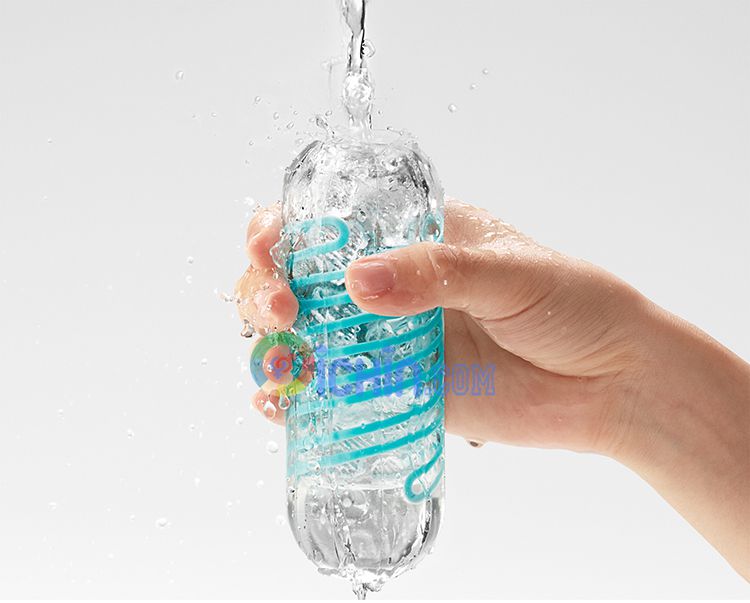 vệ sinh cốc tự sướng Tenga Spinner dưới vòi nước sạch, không nên dùng chất tẩy rửa