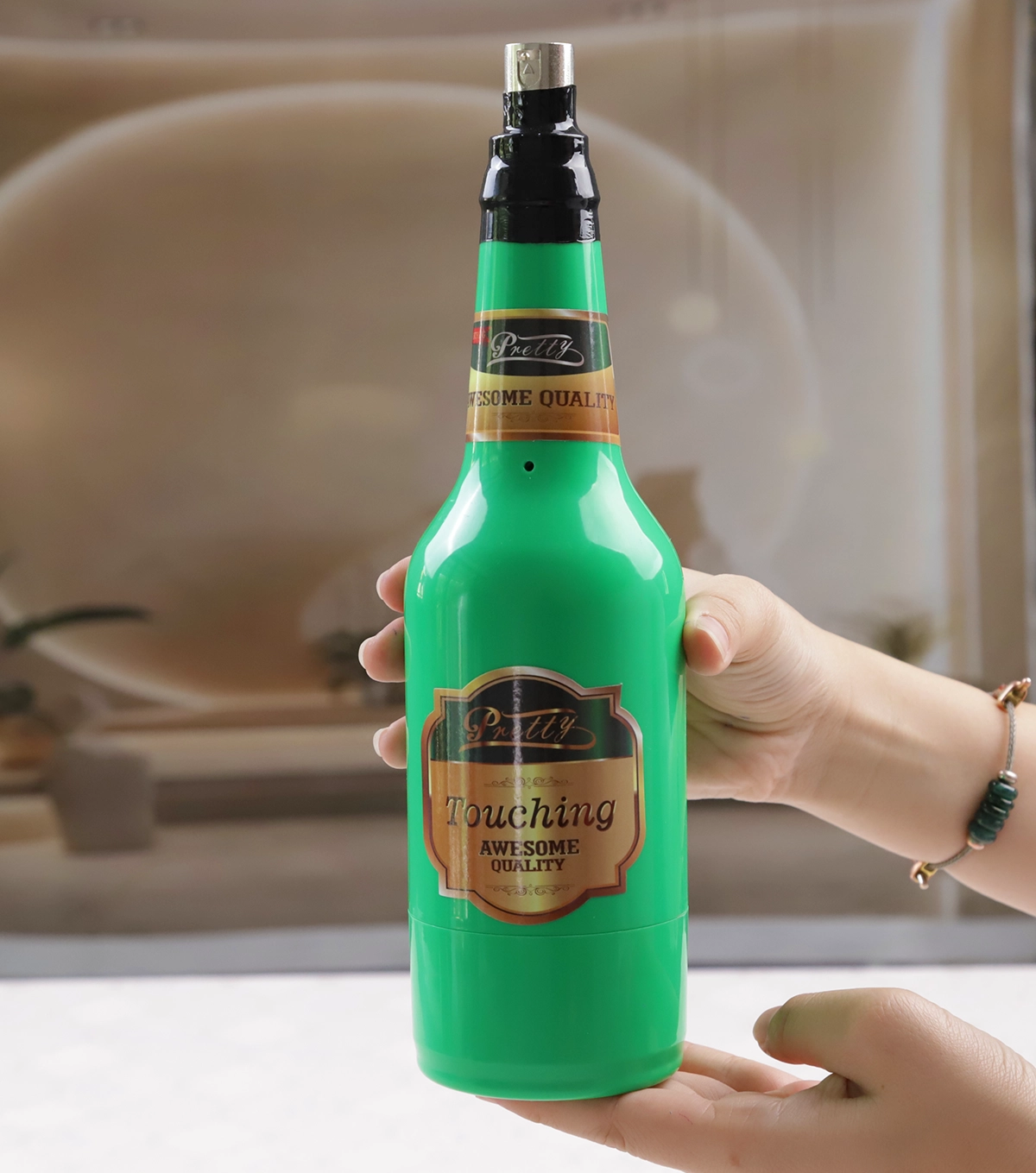 Cốc thủ dâm chai bia khi dựng thẳng đứng