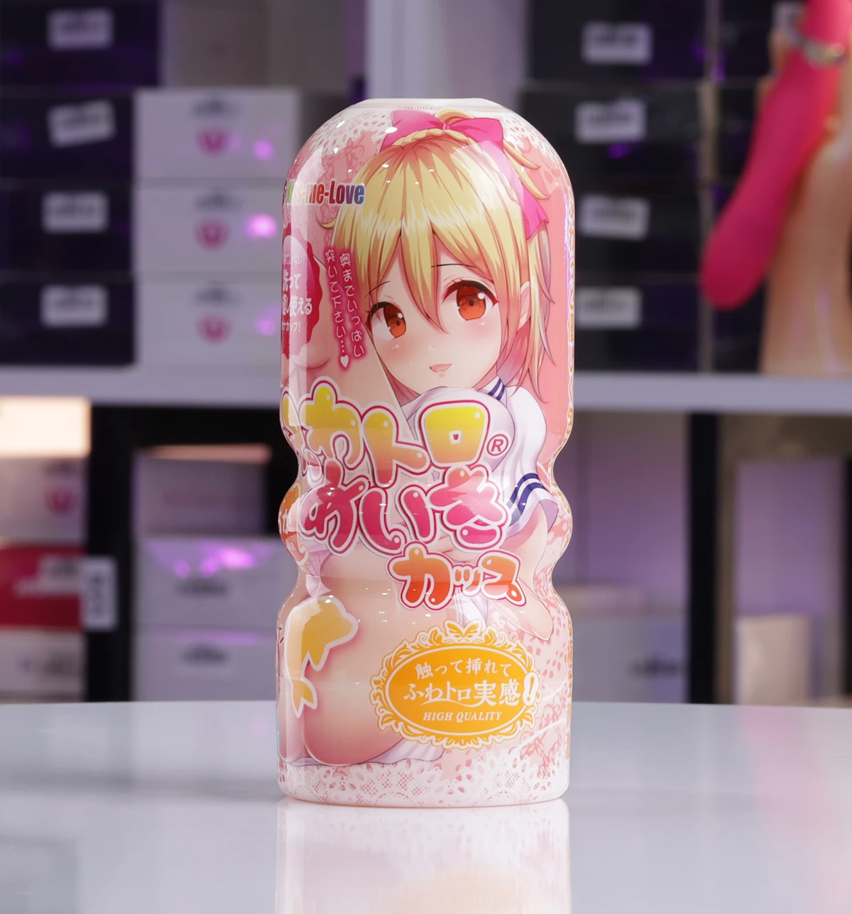 Thân vỏ là lớp nhãn in hình cô gái anime sexy và vô cùng dễ thương