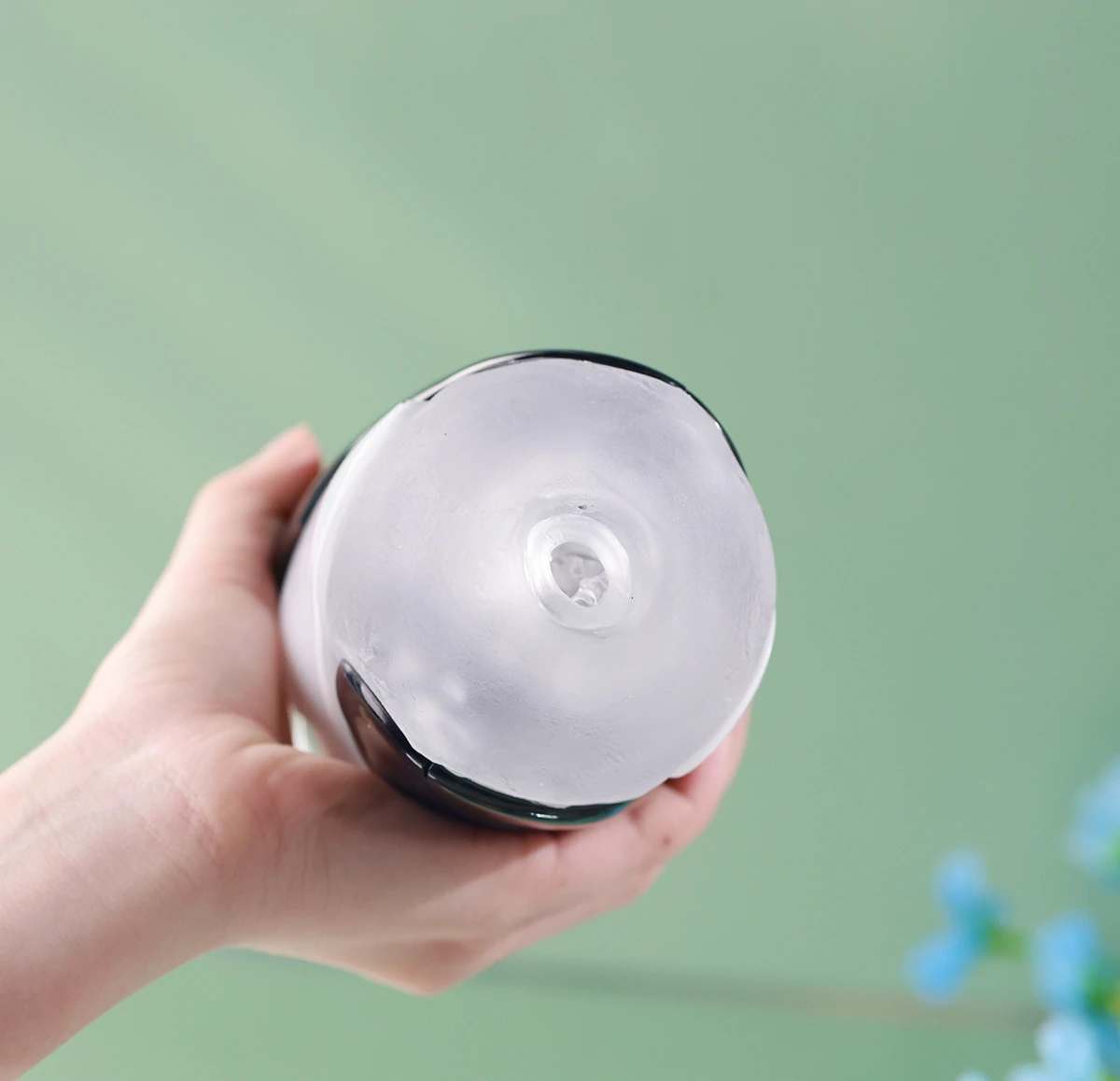 Cốc thủ dâm Tenga Flip 360 xoắn ốc kích thích được cầm trên tay