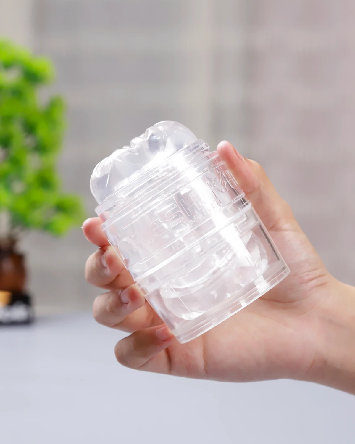 Cốc thủ dâm Fleshlight Quick Shot Vantage trong tay rõ nét