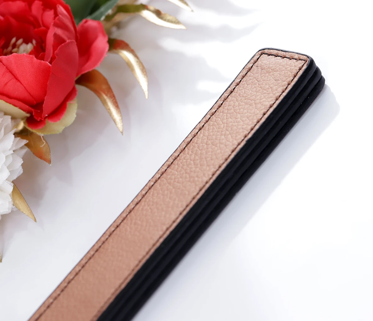 Có thể kết hợp thêm roi da để tăng kích thích