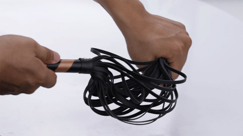 Roi da YEAIN TASSEL WHIP được làm từ chất liệu PU