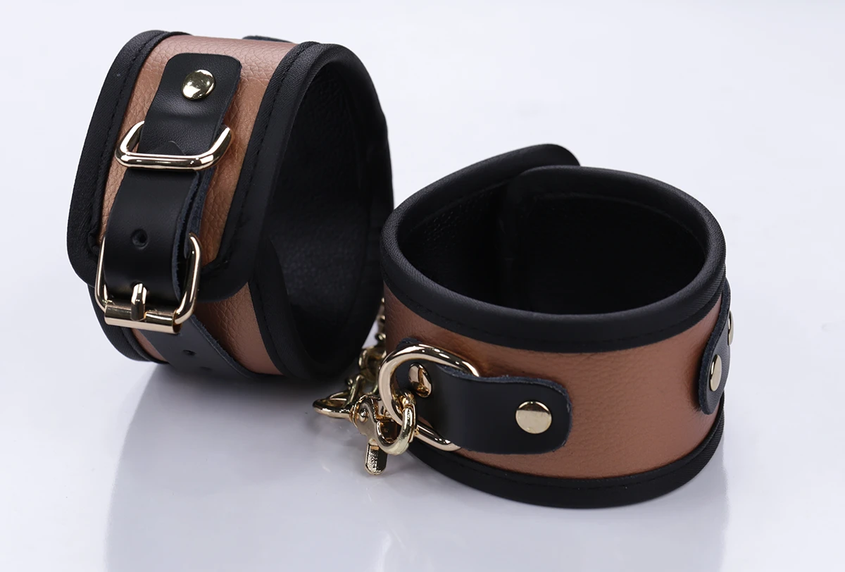 Còng tay BDSM là một trong những món đồ chơi không thể thiếu