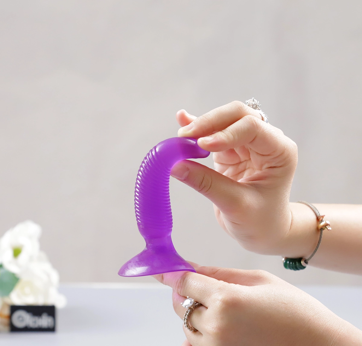 Bẻ cong sextoy dễ dàng 