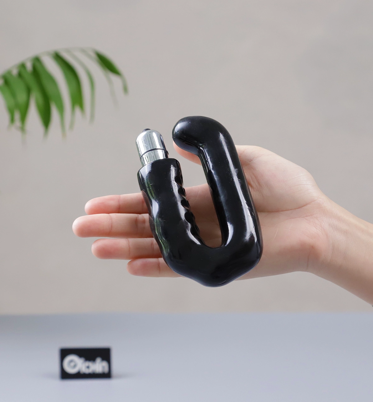 Cầm tay để thấy được kích thước của sextoy