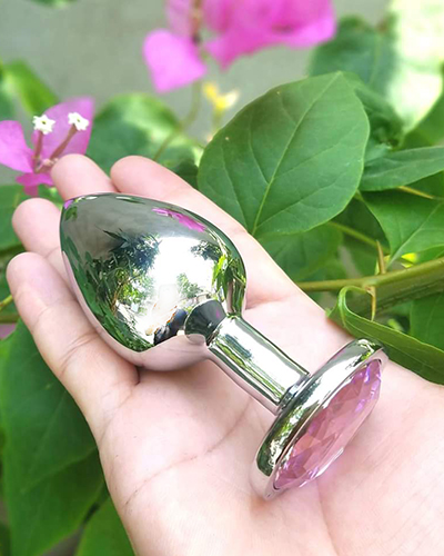 Sử dụng phích cắm kích thích hậu môn dễ dàng