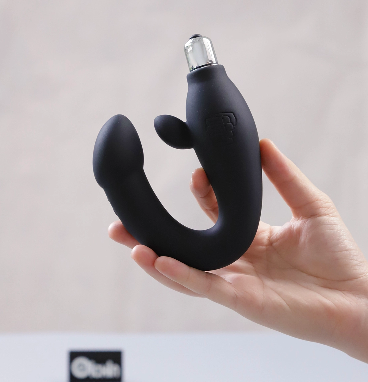 Đồ chơi hậu môn Chisa Black Mont rung kích thích được cầm trên tay