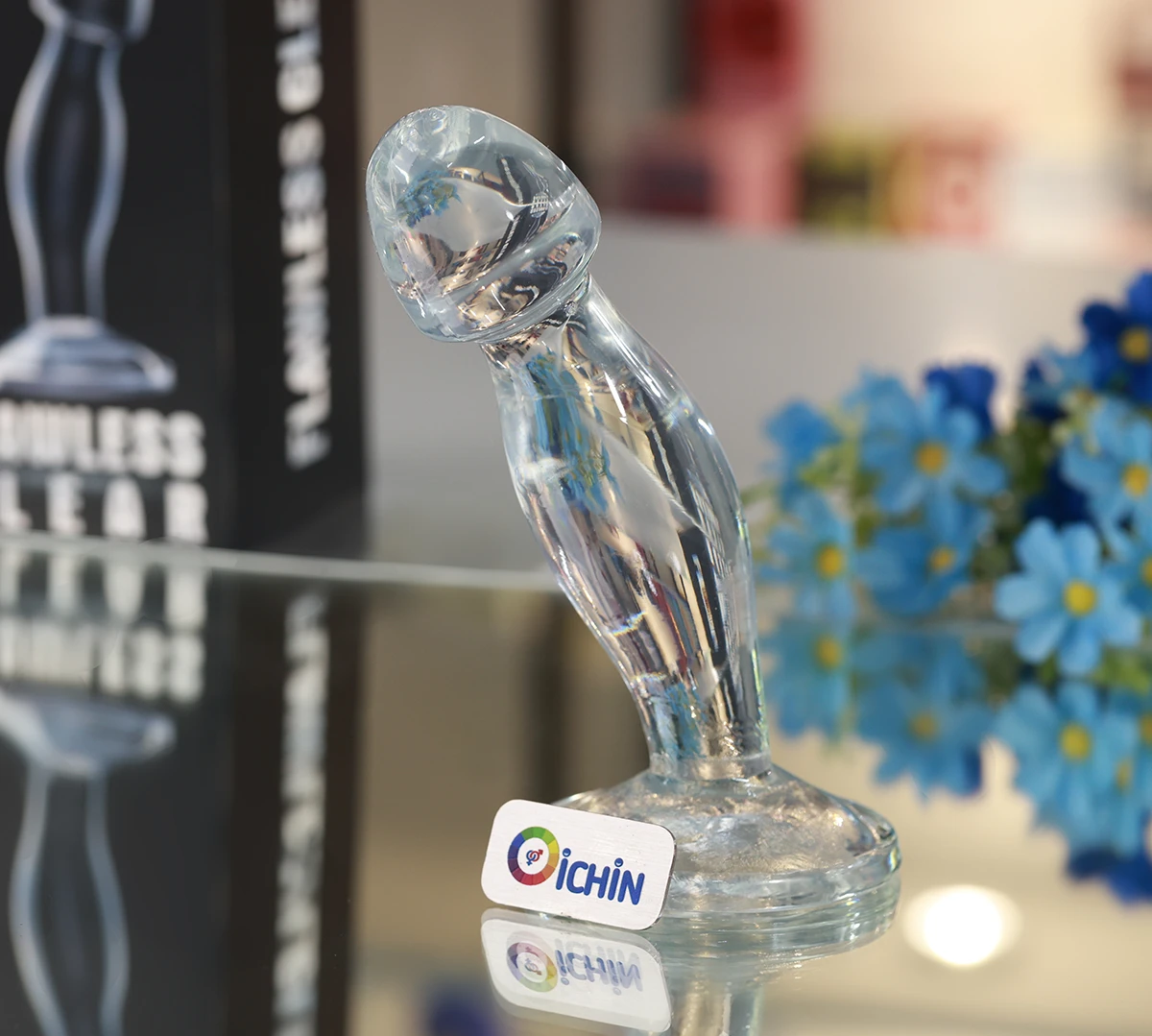 Lovetoy Flawless Clear Prostate Plug trên mặt phẳng