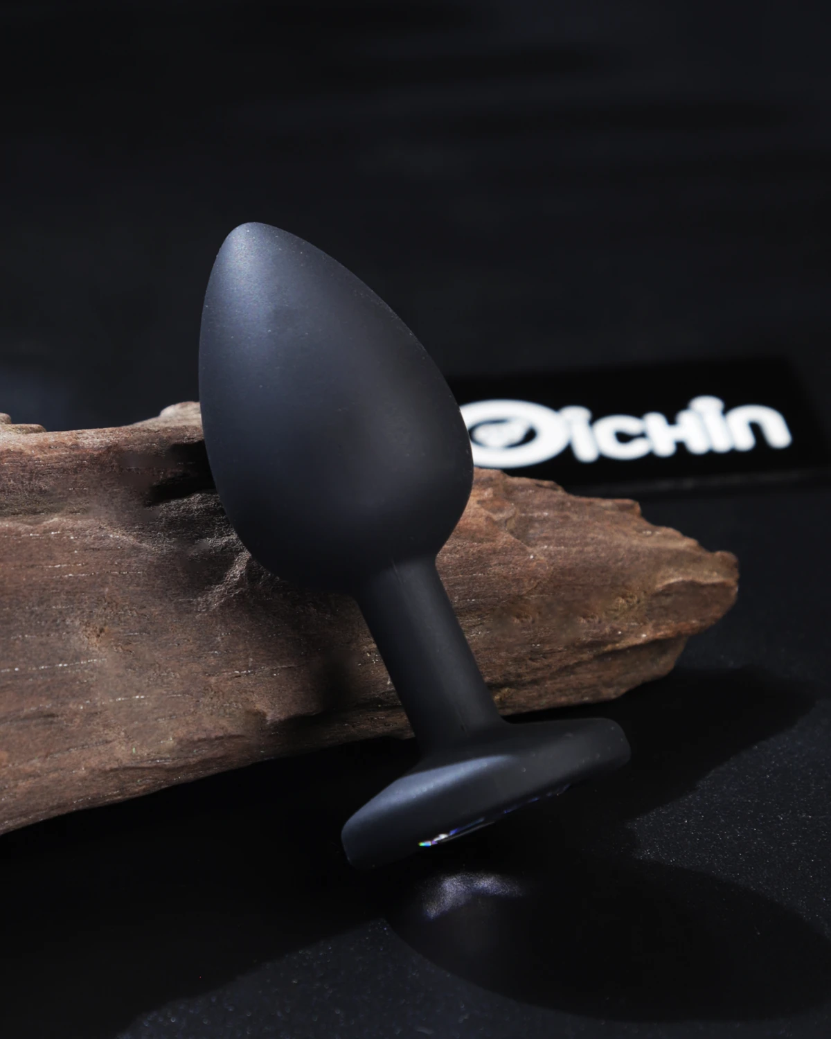 Phích cắm silicone Gem Series trên nền gỗ đơn