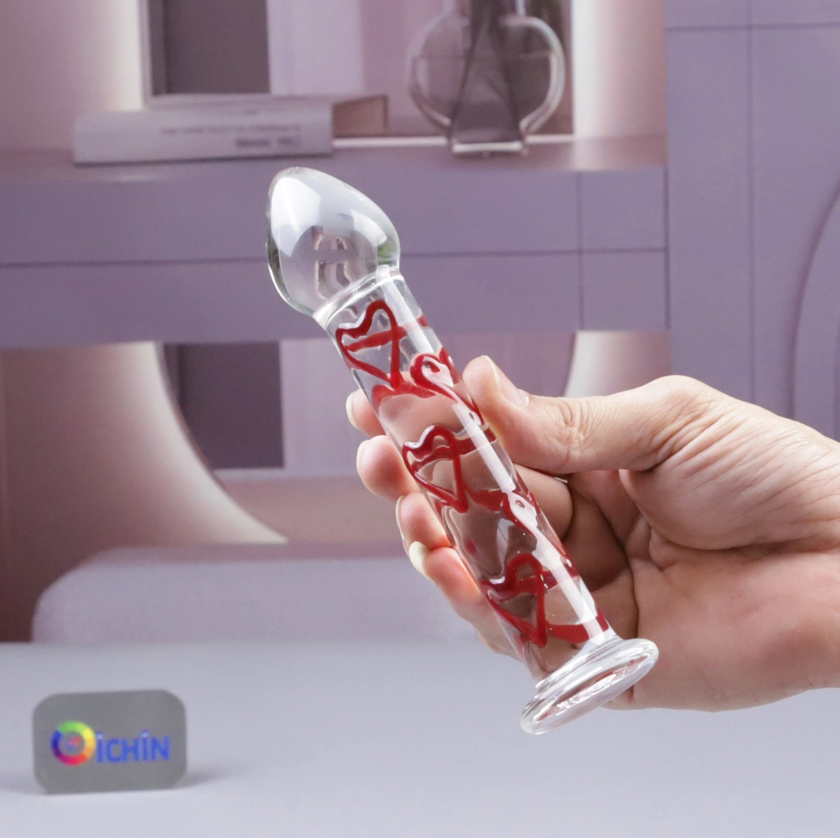 Thiết kế trong suốt, hoạ tiết trái tim