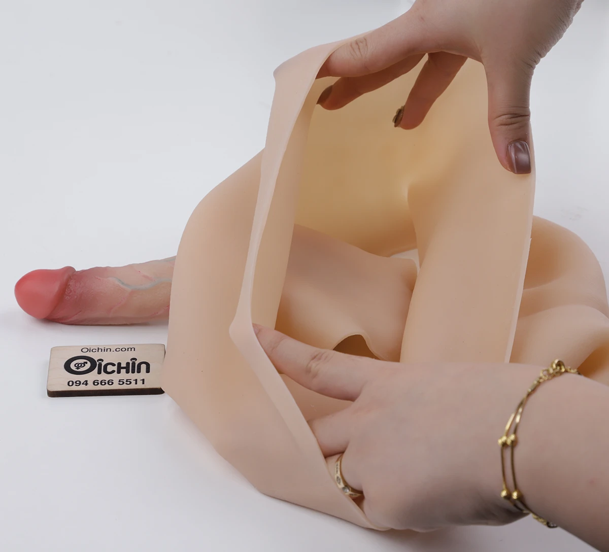 Quần ôm sát vùng kín, phù hợp với nhiều kích thước của nữ giới