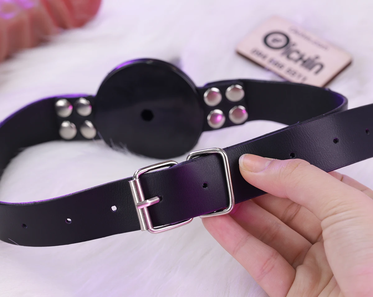 Phần dây đeo da có thể tùy chỉnh độ ôm sát để vừa vặn với đùi của bạn