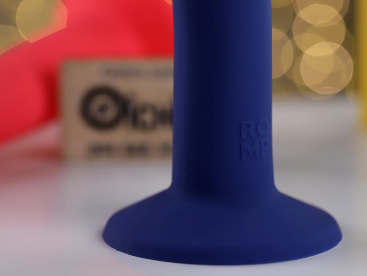 Strap-on ROMP còn có đế hít tường chắc chắn