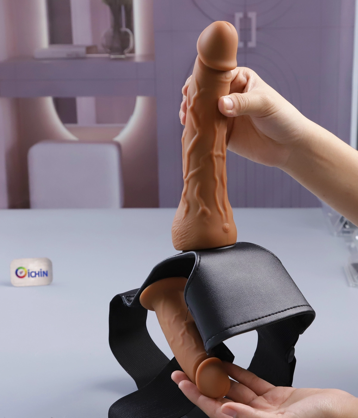 Dương vật to đeo bên ngoài