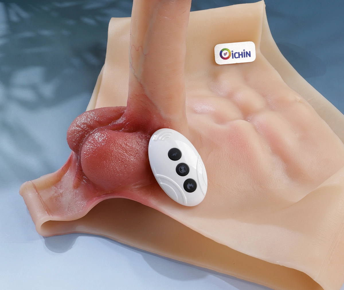 Chụp chung cùng remote thể hiện chức năng rung