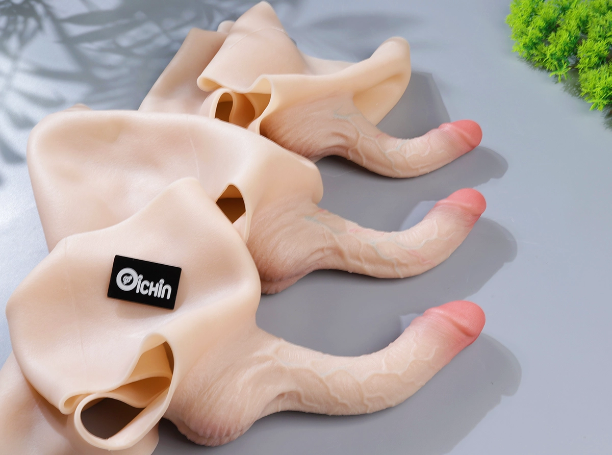 Dương vật giả cong lên mới lạ