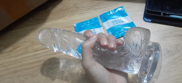 Khách hàng Quynh chụp ảnh đánh giá sản phẩm Dương vật giả trong suốt SUPPER COCK dán tường