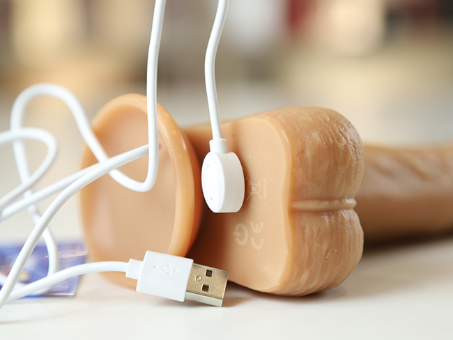 Pin sạc cao cấp với chân sạc từ tính