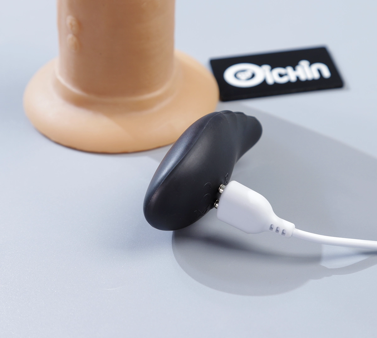 Cắm sạc vào remote