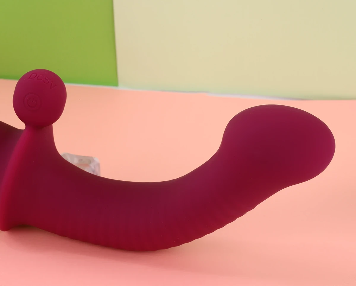 Đầu cong hơn và có nhiều vân sóng liên tiếp