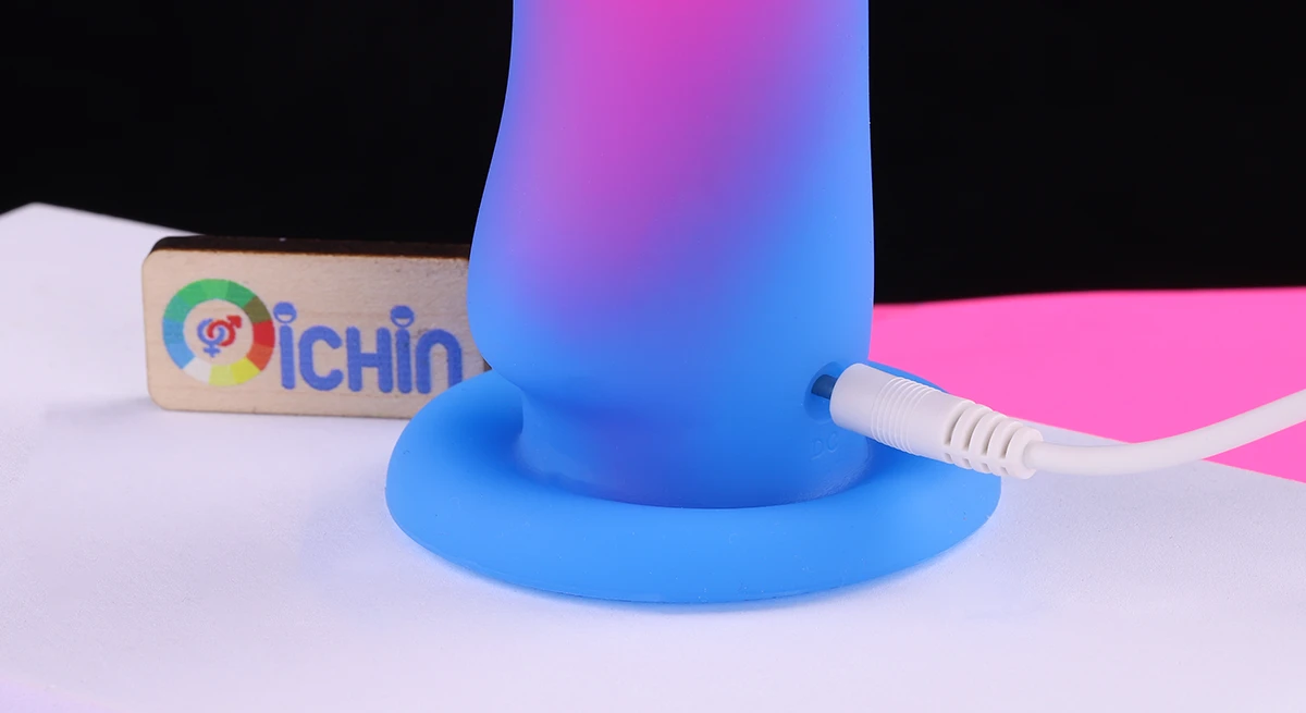 Đồ chơi của Loving World này có thể sạc lại với cáp USB 