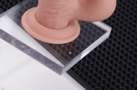 Cu giả Knight Loving World còn được thiết kế đế hít tường chắc chắn